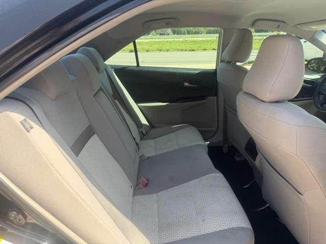 Toyota Camry Vehicle Full-screen Gallery Image 13