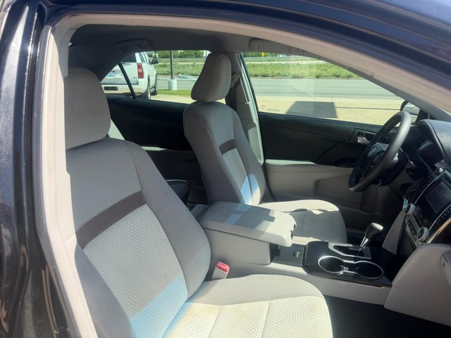 Toyota Camry Vehicle Full-screen Gallery Image 14