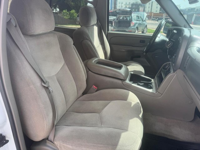 GMC Yukon Vehicle Full-screen Gallery Image 14