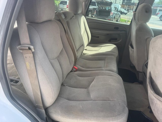 GMC Yukon Vehicle Full-screen Gallery Image 15