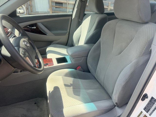 Toyota Camry Vehicle Full-screen Gallery Image 09