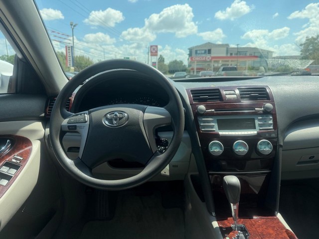 Toyota Camry Vehicle Full-screen Gallery Image 10