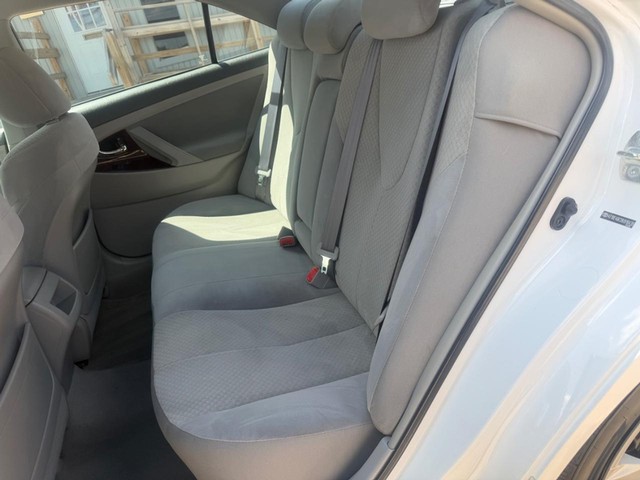 Toyota Camry Vehicle Full-screen Gallery Image 11