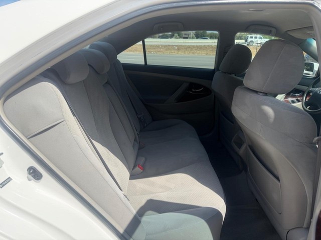 Toyota Camry Vehicle Full-screen Gallery Image 13