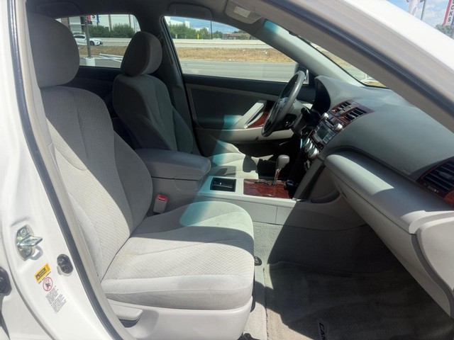 Toyota Camry Vehicle Full-screen Gallery Image 14