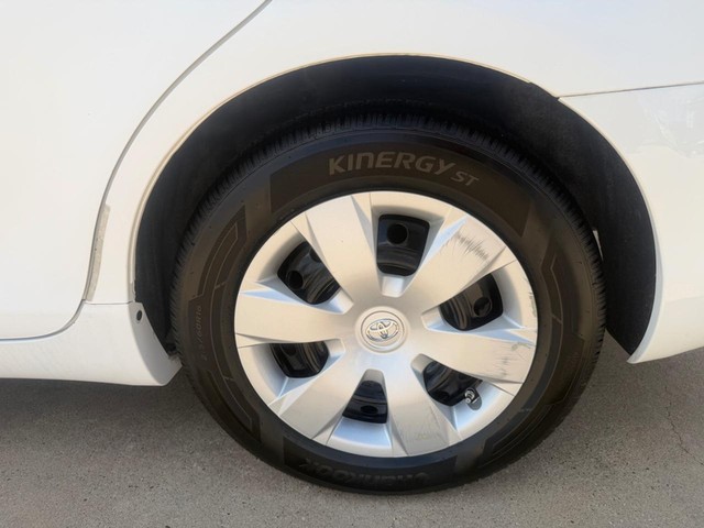 Toyota Camry Vehicle Full-screen Gallery Image 15