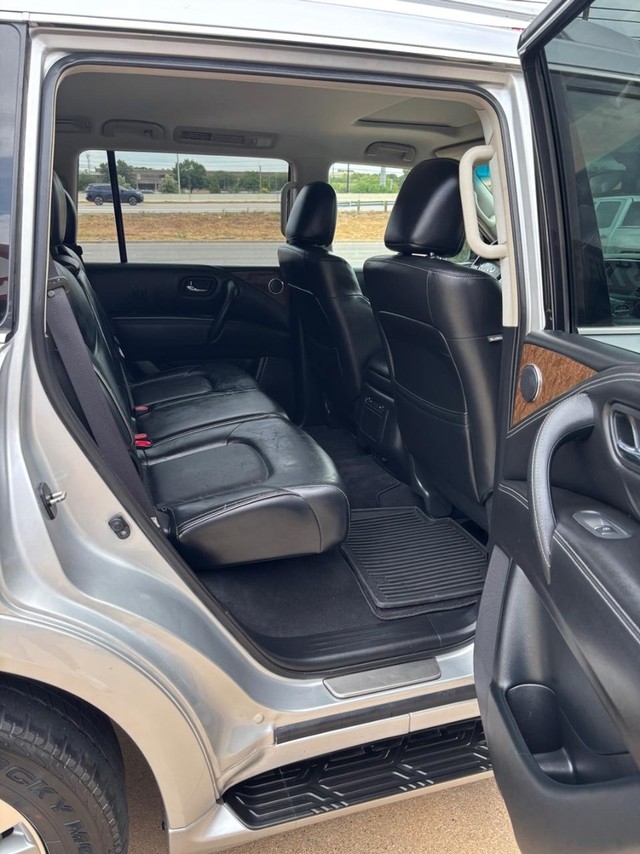 INFINITI QX80 Vehicle Full-screen Gallery Image 10