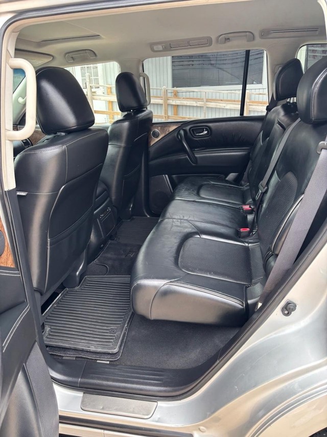 INFINITI QX80 Vehicle Full-screen Gallery Image 12