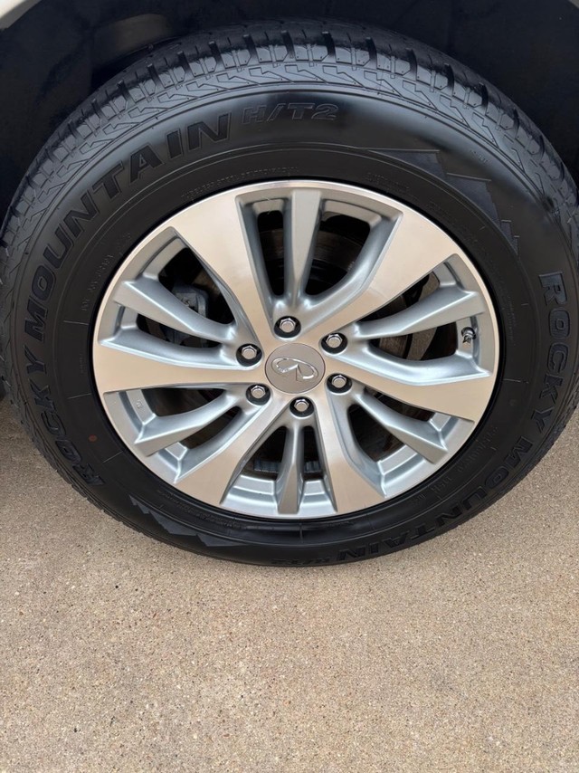 INFINITI QX80 Vehicle Full-screen Gallery Image 14