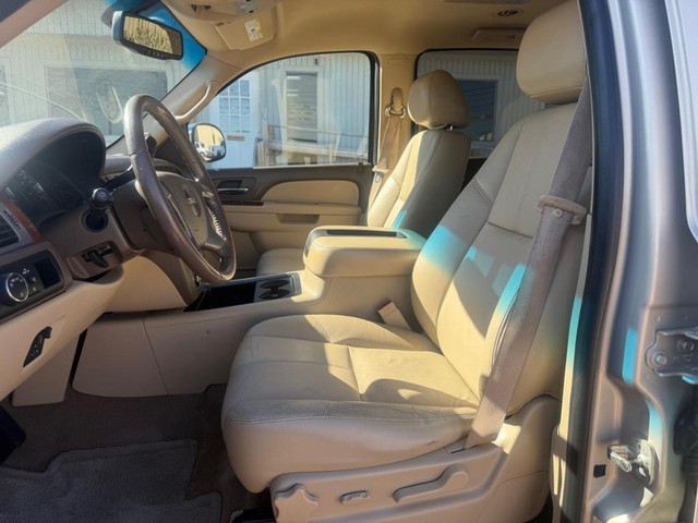 GMC Yukon Vehicle Full-screen Gallery Image 09
