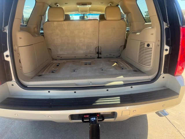 GMC Yukon Vehicle Full-screen Gallery Image 12