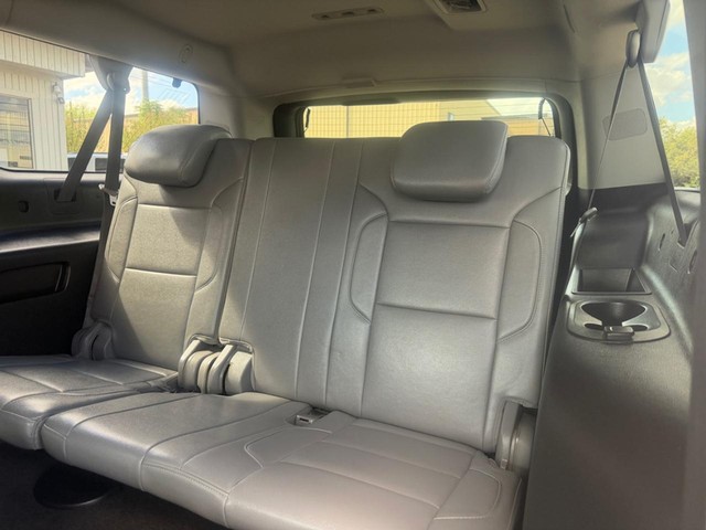 Chevrolet Suburban Vehicle Full-screen Gallery Image 12