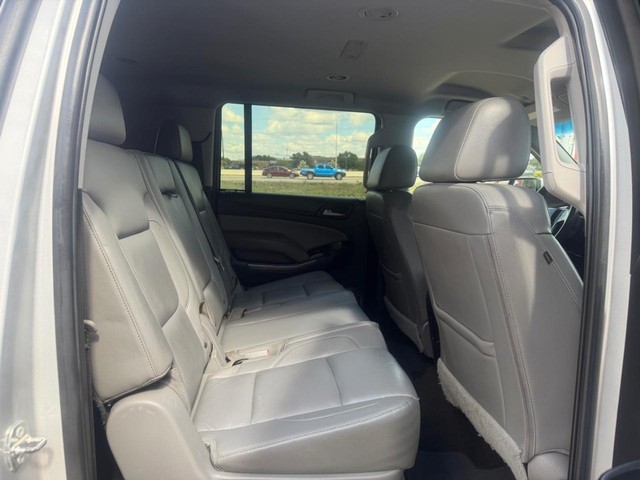 Chevrolet Suburban Vehicle Full-screen Gallery Image 14
