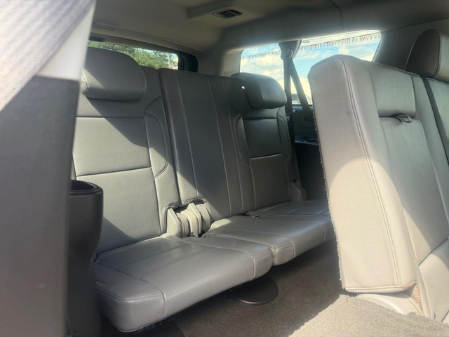 Chevrolet Suburban Vehicle Full-screen Gallery Image 15