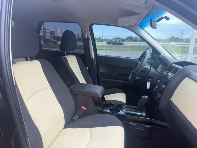 Mazda Tribute Vehicle Full-screen Gallery Image 13