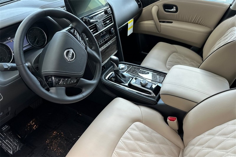 Nissan Armada Vehicle Full-screen Gallery Image 07