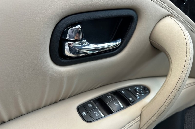 Nissan Armada Vehicle Full-screen Gallery Image 08