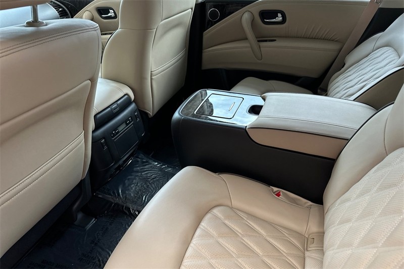 Nissan Armada Vehicle Full-screen Gallery Image 09