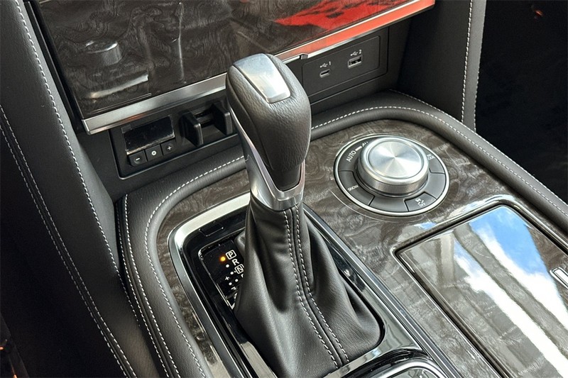 Nissan Armada Vehicle Full-screen Gallery Image 17