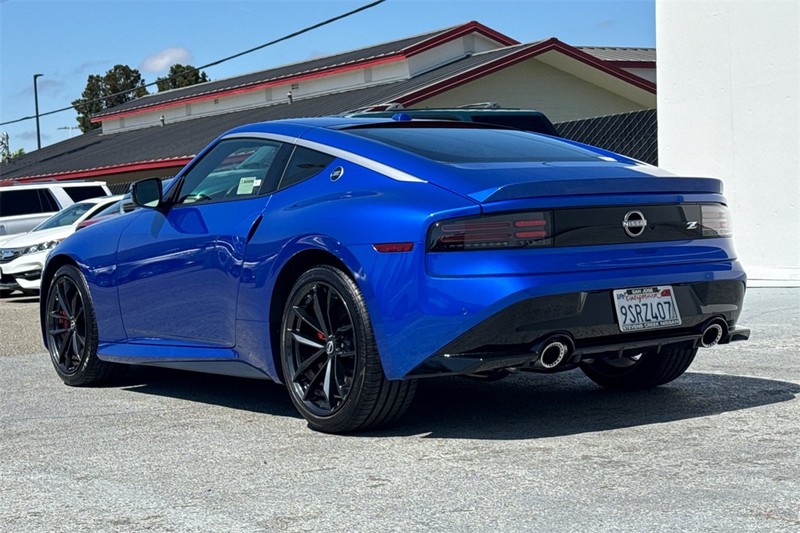 Nissan Z Vehicle Full-screen Gallery Image 06