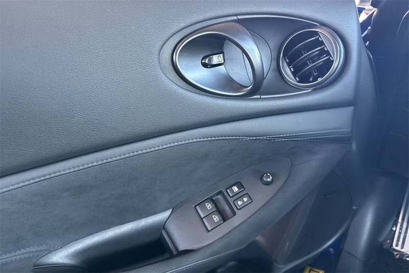 Nissan Z Vehicle Full-screen Gallery Image 11