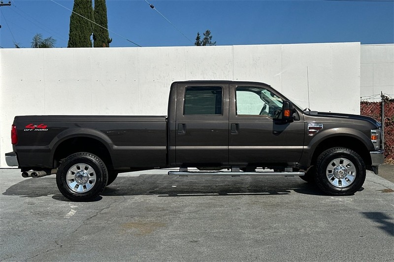 Ford Super Duty F-350 SRW Vehicle Full-screen Gallery Image 03