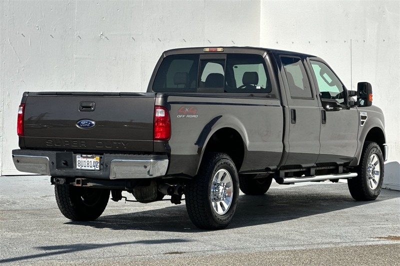 Ford Super Duty F-350 SRW Vehicle Full-screen Gallery Image 04