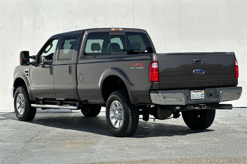 Ford Super Duty F-350 SRW Vehicle Full-screen Gallery Image 06