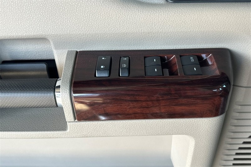 Ford Super Duty F-350 SRW Vehicle Full-screen Gallery Image 11