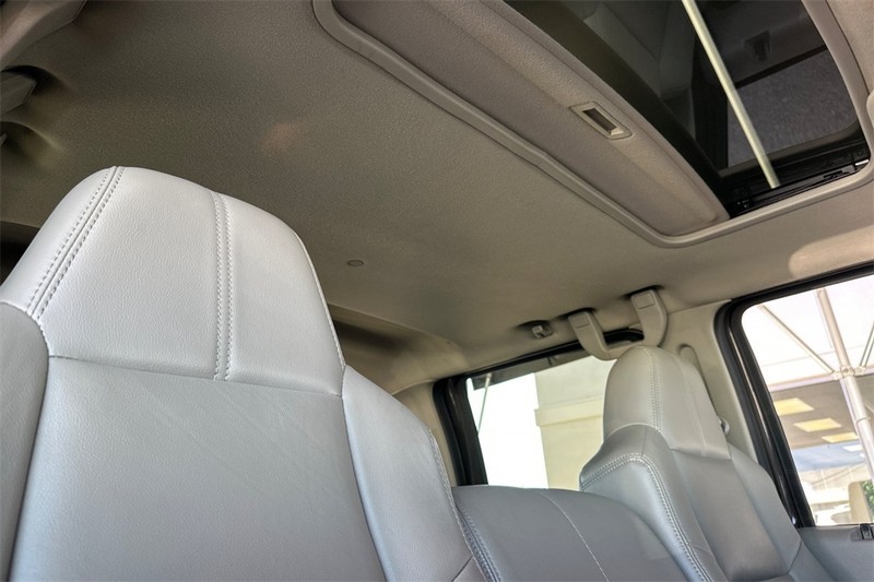 Ford Super Duty F-350 SRW Vehicle Full-screen Gallery Image 16