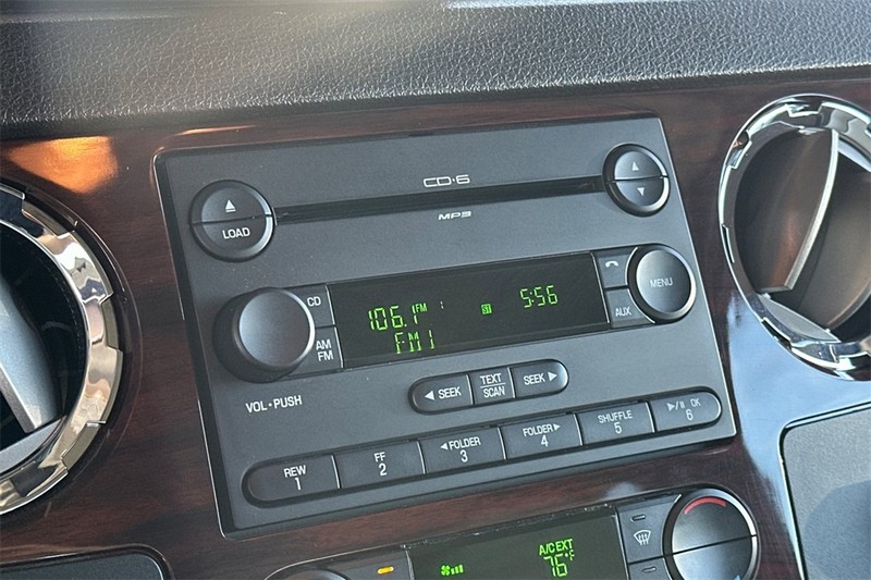 Ford Super Duty F-350 SRW Vehicle Full-screen Gallery Image 17