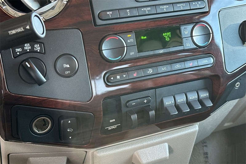 Ford Super Duty F-350 SRW Vehicle Full-screen Gallery Image 19