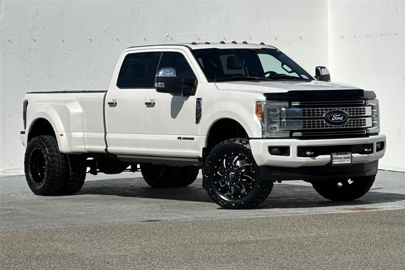 Ford Super Duty F-350 DRW Vehicle Full-screen Gallery Image 02