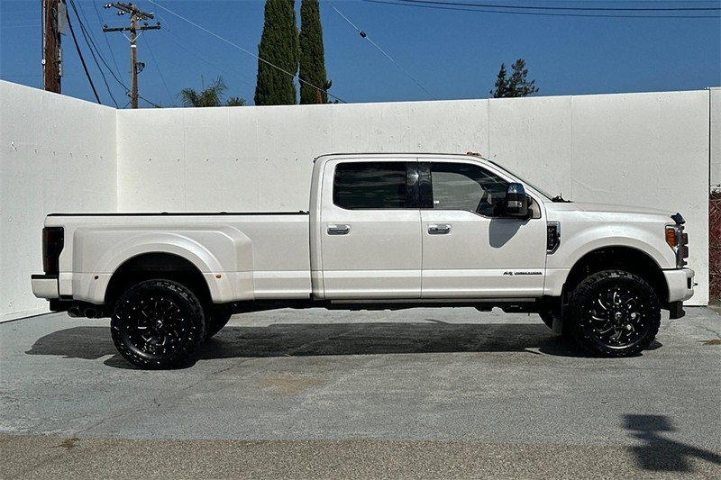 Ford Super Duty F-350 DRW Vehicle Full-screen Gallery Image 03