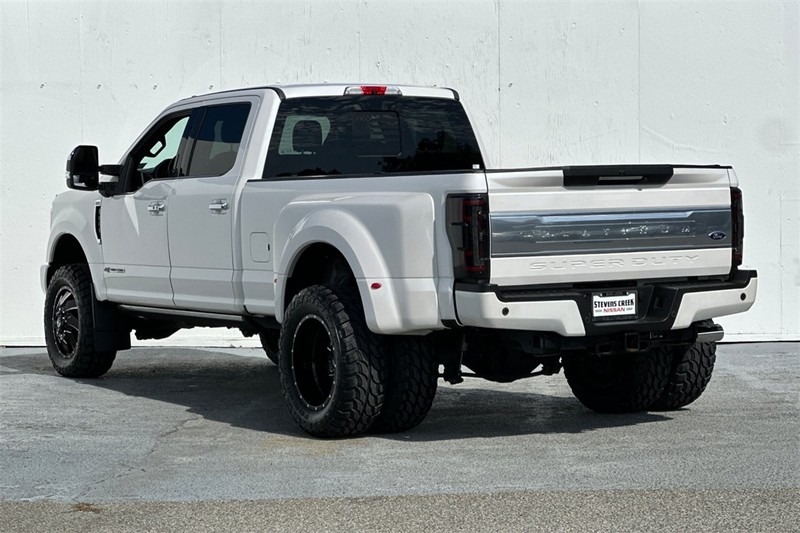 Ford Super Duty F-350 DRW Vehicle Full-screen Gallery Image 06