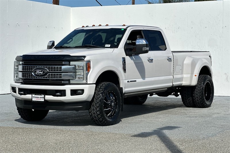 Ford Super Duty F-350 DRW Vehicle Full-screen Gallery Image 08