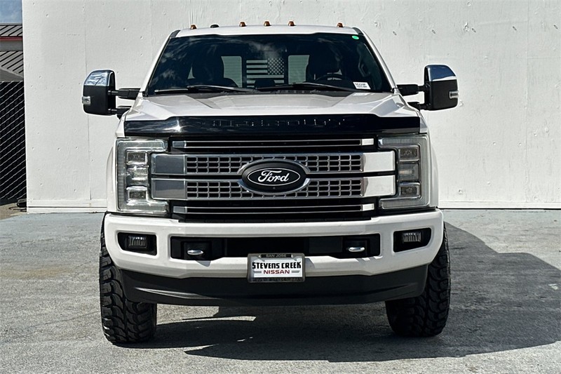 Ford Super Duty F-350 DRW Vehicle Full-screen Gallery Image 09