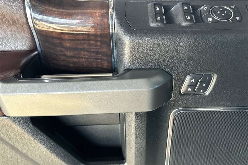 Ford Super Duty F-350 DRW Vehicle Full-screen Gallery Image 11