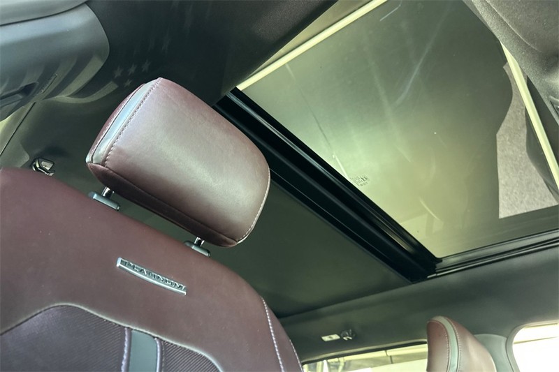 Ford Super Duty F-350 DRW Vehicle Full-screen Gallery Image 16