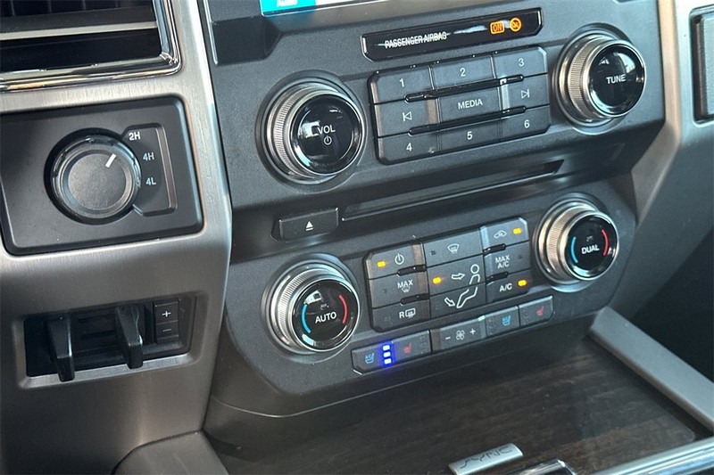 Ford Super Duty F-350 DRW Vehicle Full-screen Gallery Image 20