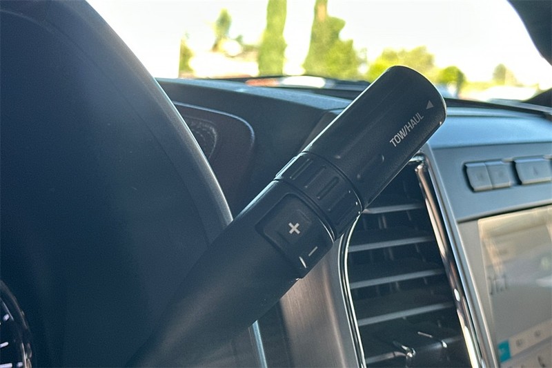 Ford Super Duty F-350 DRW Vehicle Full-screen Gallery Image 21