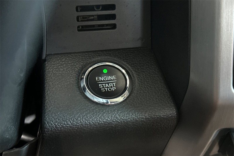 Ford Super Duty F-350 DRW Vehicle Full-screen Gallery Image 22