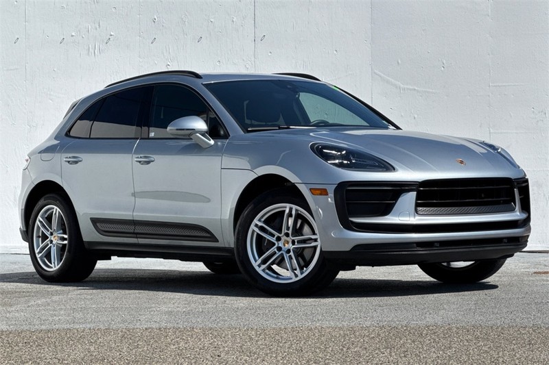 Porsche Macan Vehicle Full-screen Gallery Image 02