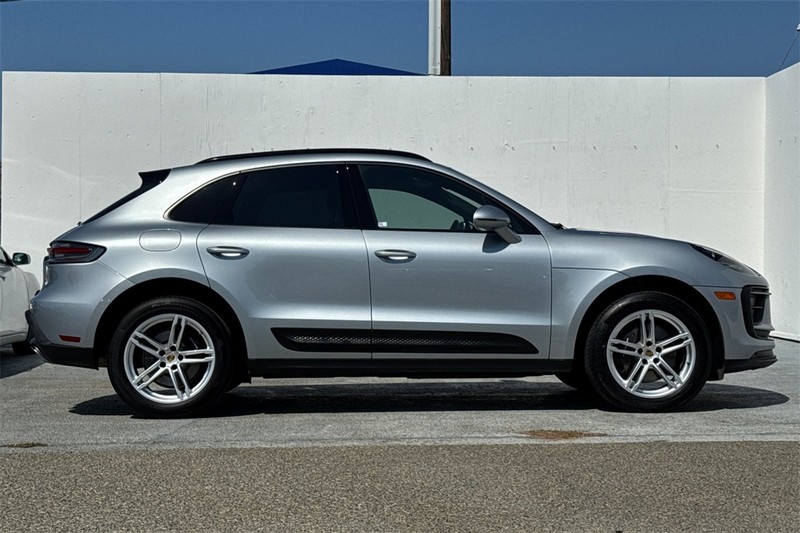 Porsche Macan Vehicle Full-screen Gallery Image 03