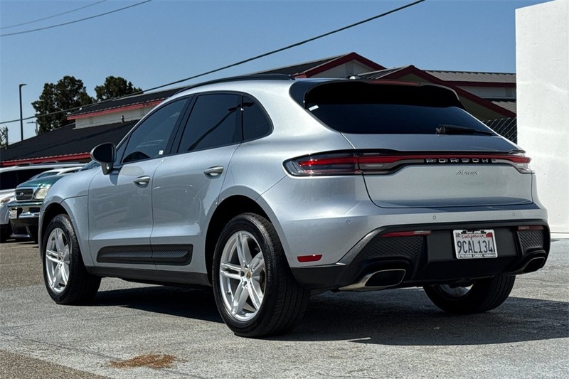 Porsche Macan Vehicle Full-screen Gallery Image 06