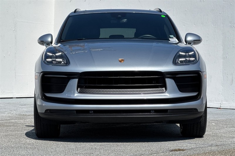 Porsche Macan Vehicle Full-screen Gallery Image 09