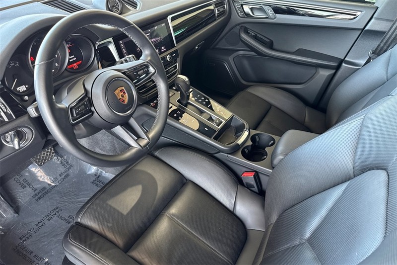 Porsche Macan Vehicle Full-screen Gallery Image 10