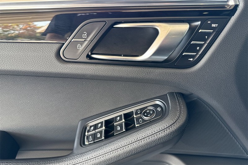 Porsche Macan Vehicle Full-screen Gallery Image 11