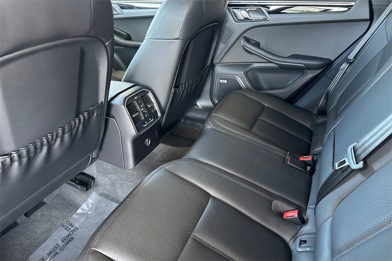 Porsche Macan Vehicle Full-screen Gallery Image 12