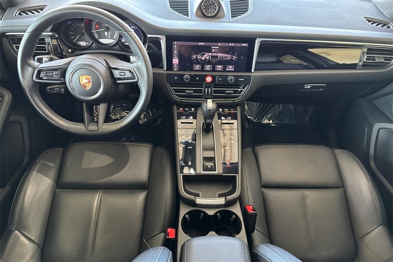 Porsche Macan Vehicle Full-screen Gallery Image 13